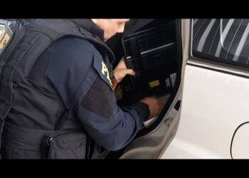 PRF encontra mercadoria ilegal embaixo de bebê conforto em carro ocupado por família