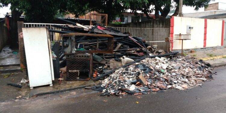 Famílias que perderam casa em incêndio precisam de doações de Materiais de Construção