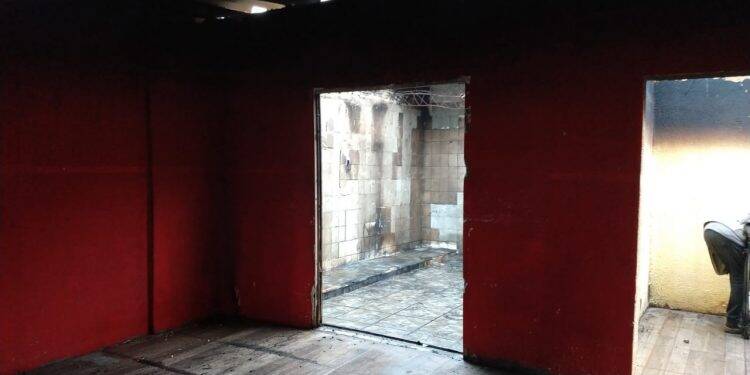 Famílias que perderam casa em incêndio precisam de doações de Materiais de Construção