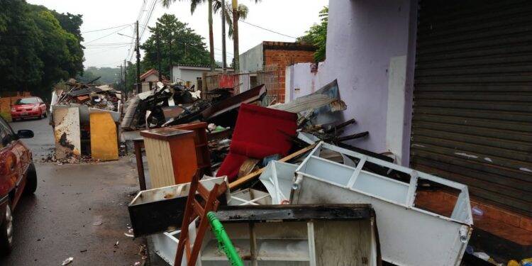 Famílias que perderam casa em incêndio precisam de doações de Materiais de Construção