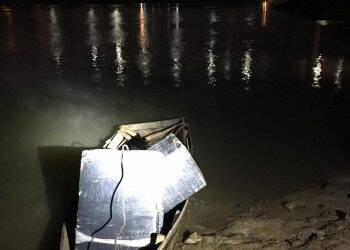 Ação integrada de segurança apreende barco de madeira com produtos eletrônicos.