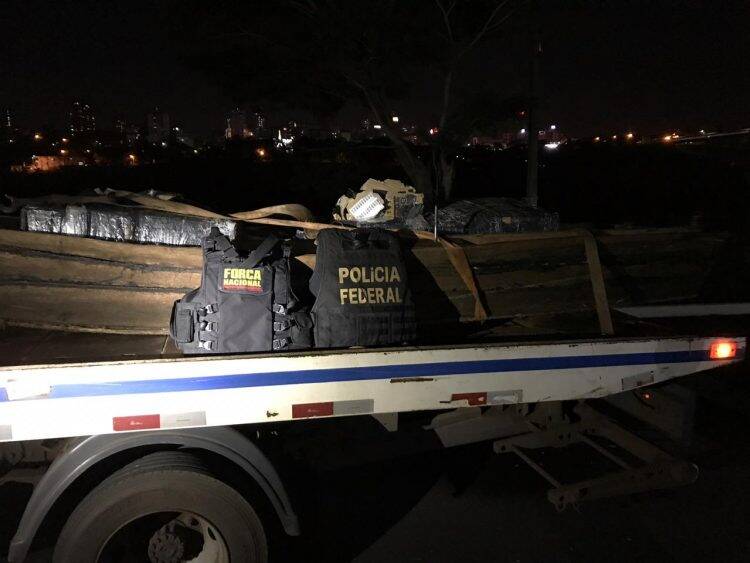 Ação integrada de segurança apreende barco de madeira com produtos eletrônicos.