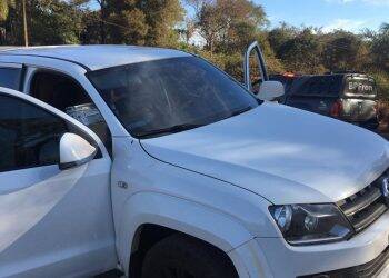 Contrabandista é baleado após lançar veículo contra polícia