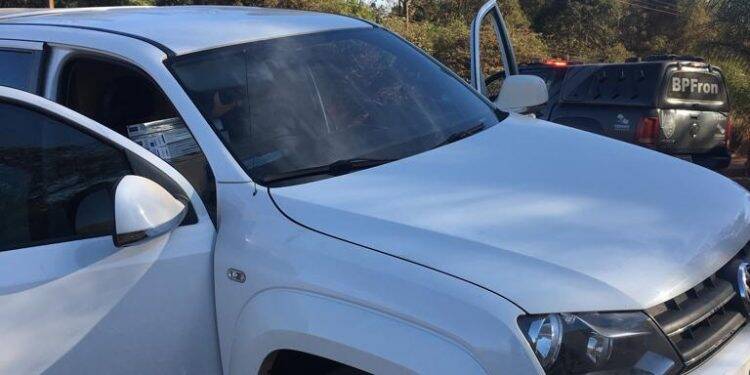 Contrabandista é baleado após lançar veículo contra polícia