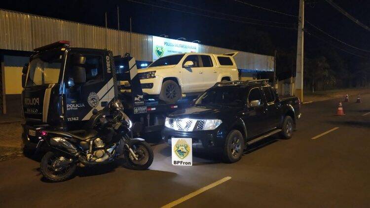 Contrabandista é baleado após lançar veículo contra polícia