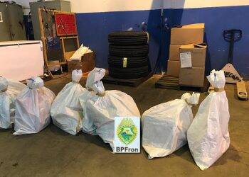 BPFron e Receita Federal apreendem pneus paraguaios na Vila Portes