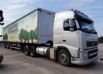 PRF prende caminhoneiro bêbado após denúncia de motoristas