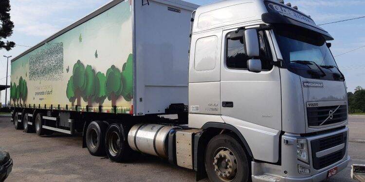 PRF prende caminhoneiro bêbado após denúncia de motoristas