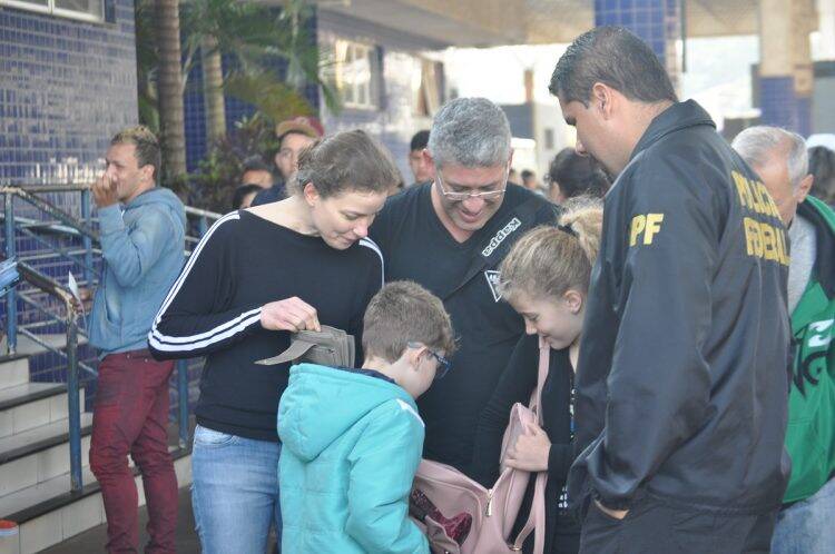 Pais sem documentos dos filhos foram impedidos de cruzar a ponte da Amizade no sábado