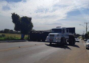PRF preende motorista e uma carreta com aproximadamente 45.000 pacotes de cigarros contrabandeados