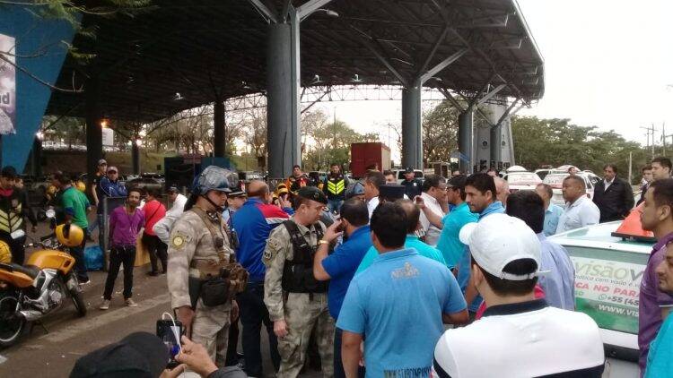 Taxistas paraguaios anunciam que vão fechar a Ponte da Amizade