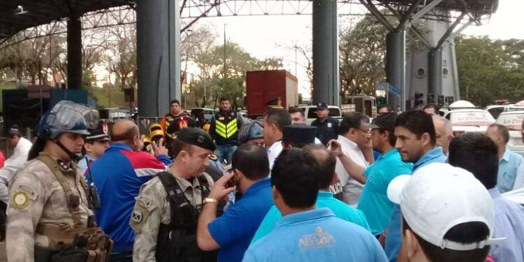 Taxistas paraguaios anunciam que vão fechar a Ponte da Amizade