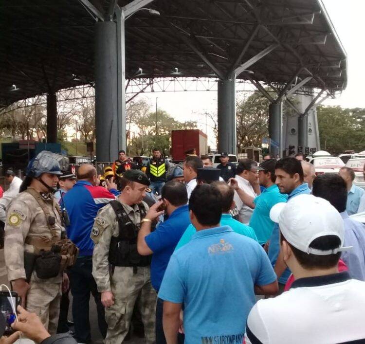 Taxistas paraguaios anunciam que vão fechar a Ponte da Amizade