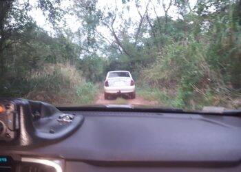 BPFron flagra veículo pronto para ser carregado com contrabando em porto clandestino de Foz