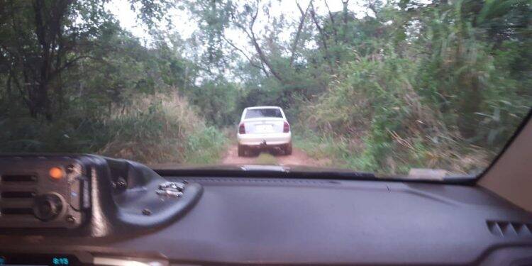 BPFron flagra veículo pronto para ser carregado com contrabando em porto clandestino de Foz
