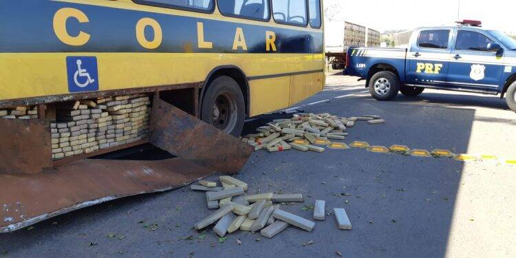 PRF apreende quase uma tonelada de maconha em falso ônibus escolar