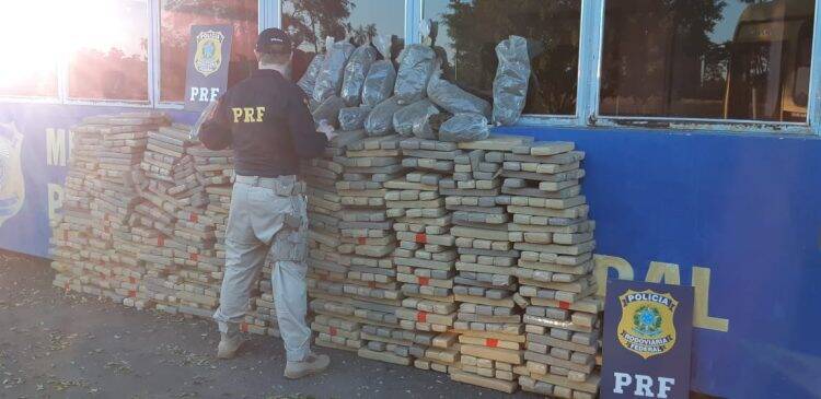 PRF apreende quase uma tonelada de maconha em falso ônibus escolar
