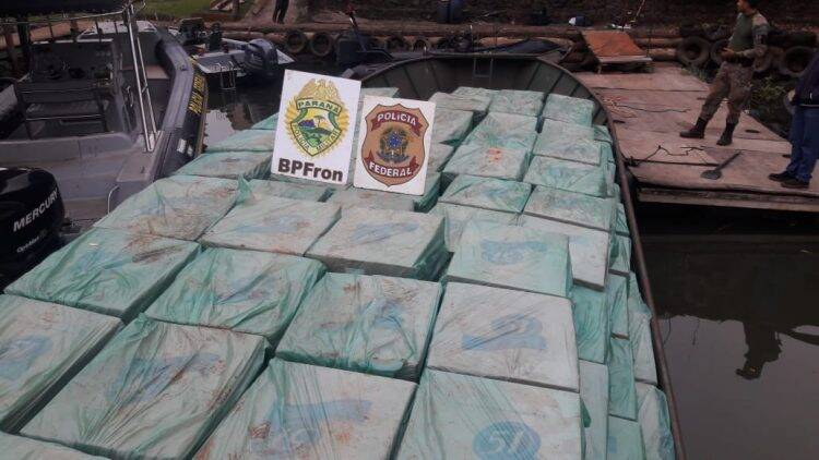 Operação Hórus apreende embarcação carregada com aproximadamente 700 caixas de cigarros contrabandeados