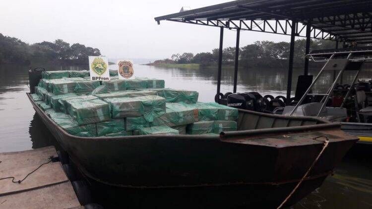 Operação Hórus apreende embarcação carregada com aproximadamente 700 caixas de cigarros contrabandeados