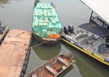 Operação Hórus apreende embarcação carregada com aproximadamente 700 caixas de cigarros contrabandeados