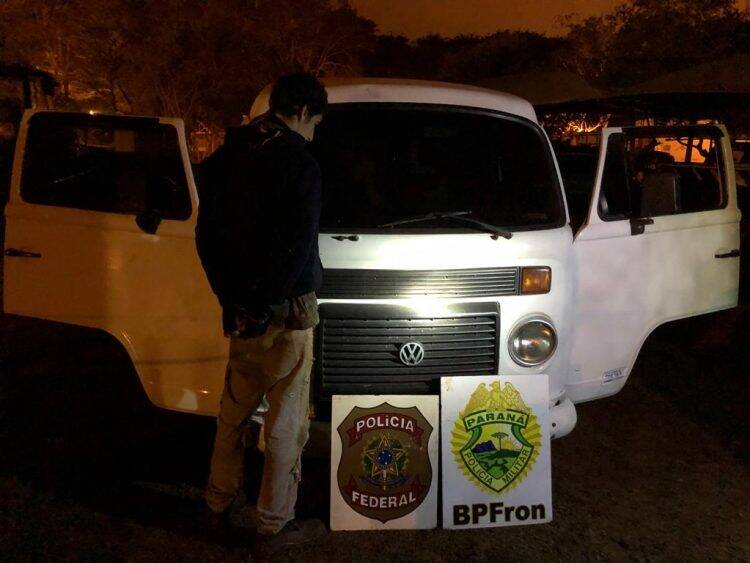 Kombi é apreendida carregada com 55 caixas de cigarros no âmbito da Operação Hórus Sul