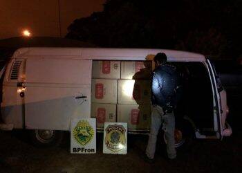Kombi é apreendida carregada com 55 caixas de cigarros no âmbito da Operação Hórus Sul