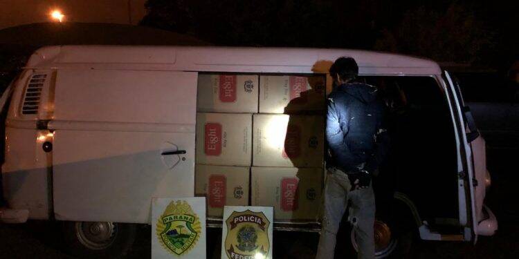 Kombi é apreendida carregada com 55 caixas de cigarros no âmbito da Operação Hórus Sul