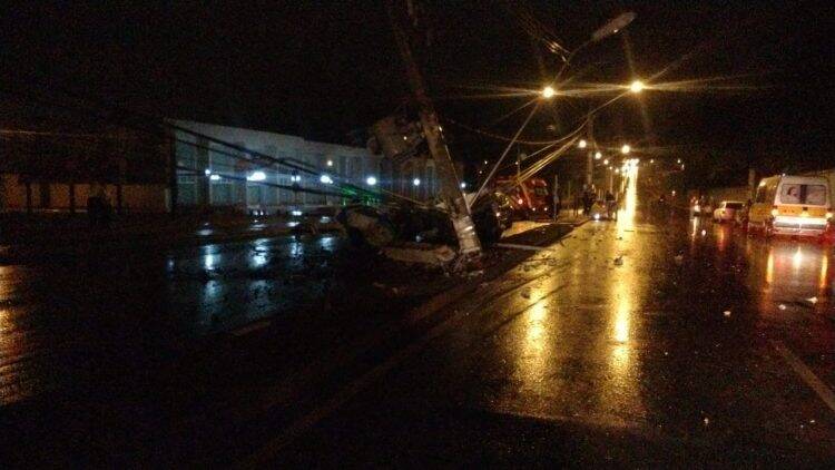 Homem morre ao colidir contra poste na Avenida Felipe Wandscheer