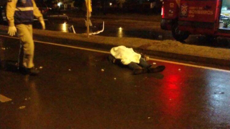 Homem morre ao colidir contra poste na Avenida Felipe Wandscheer