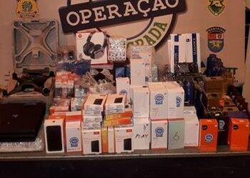 Ônibus de linha é retido com mercadorias em fundo falso