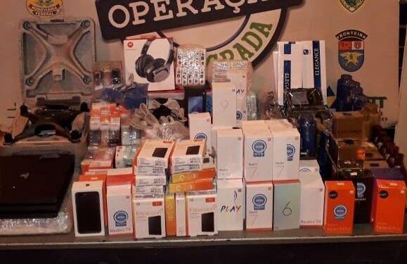 Ônibus de linha é retido com mercadorias em fundo falso