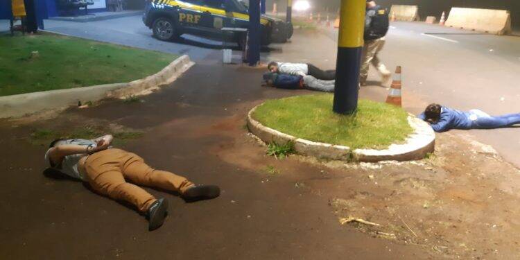 Jovens com BMW de Foz do Iguaçu são presos em Céu Azul transportando cocaína