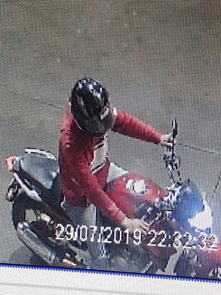 Adolescente é flagrada por câmeras de segurança praticando assalto em Foz