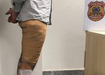 Argentino é preso no aeroporto de Foz do Iguaçu com 1,8kg de cocaína preso ao corpo.