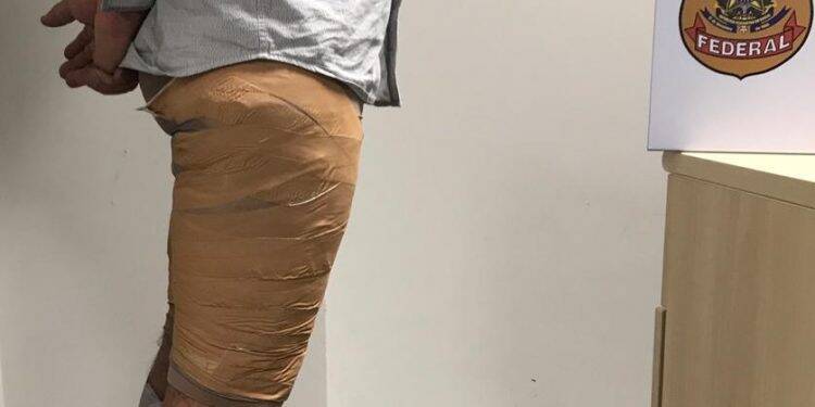 Argentino é preso no aeroporto de Foz do Iguaçu com 1,8kg de cocaína preso ao corpo.