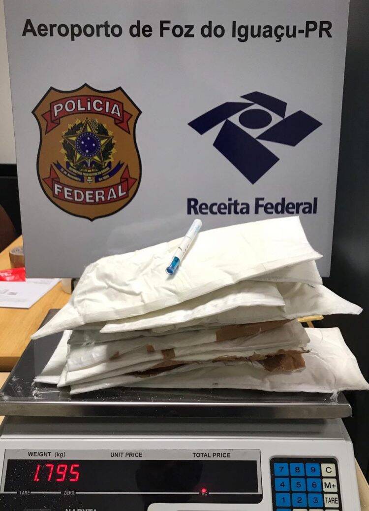 Argentino é preso no aeroporto de Foz do Iguaçu com 1,8kg de cocaína preso ao corpo.