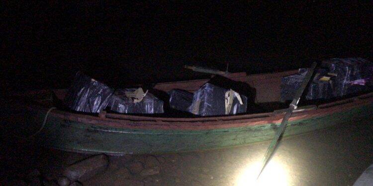 PF e FN apreendem barco com produtos contrabandeados do Paraguai