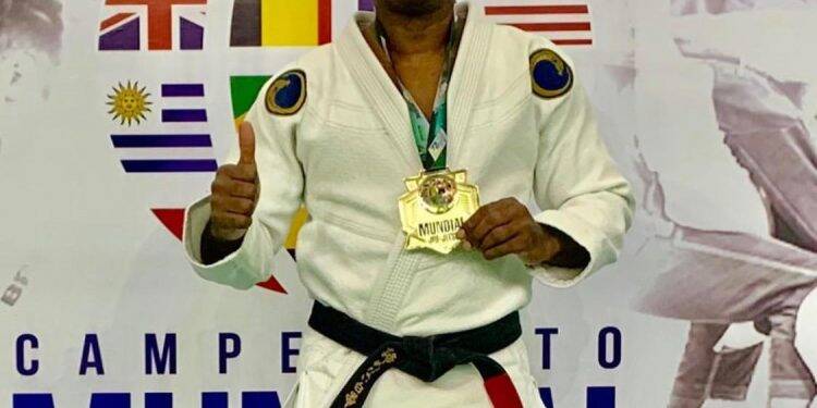 Policial federal aposentado conquista o tricampeonato mundial de Jiu-Jitsu em sua categoria