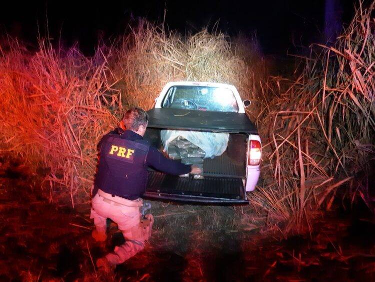 PRF encontra quase 100 kg de maconha em veículo