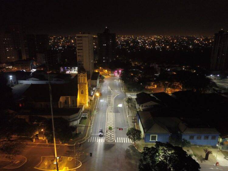 Município retoma instalação das luminárias de led