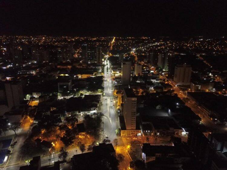 Município retoma instalação das luminárias de led