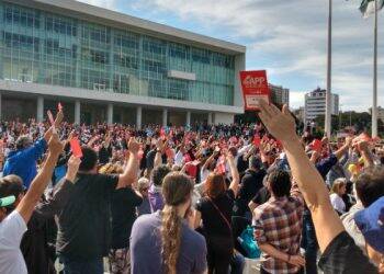 Servidores da Educação aceitam proposta e greve está suspensa