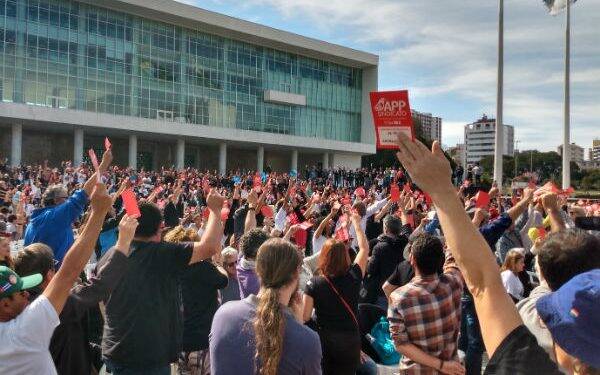 Servidores da Educação aceitam proposta e greve está suspensa
