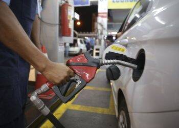 Governo anuncia queda no preço dos combustíveis a partir desta sexta, 19