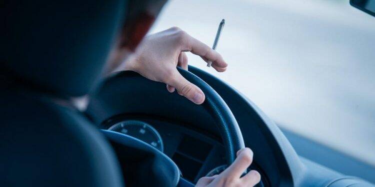 Homem é preso ao dirigir sob efeito de maconha