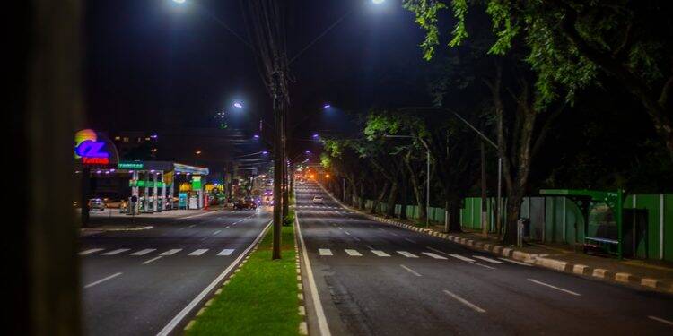 Prefeitura de Foz vai pagar quase 300% mais caro por lâmpadas de LED do que Curitiba