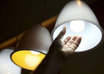 Pesquisa indica que 87% das pessoas acham conta de luz cara no país