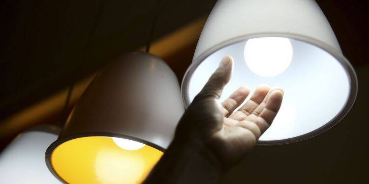 Pesquisa indica que 87% das pessoas acham conta de luz cara no país