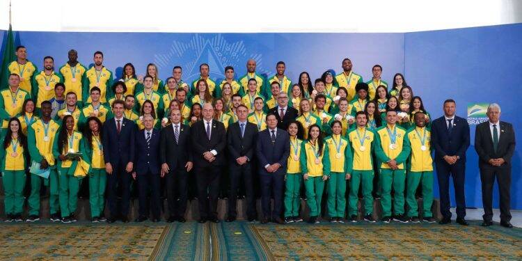 Governo estuda lançar 5 mil bolsas para atletas de base, diz ministro