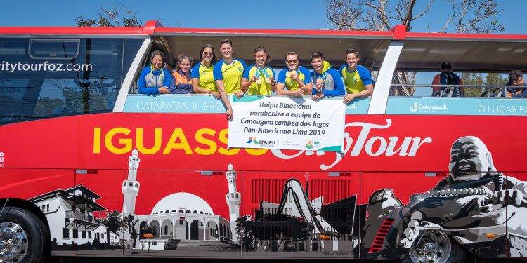 Medalhistas do Pan desfilam em carro aberto pelas ruas de Foz